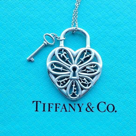 Filigree heart and key pendant necklace - Picture 4 of 10